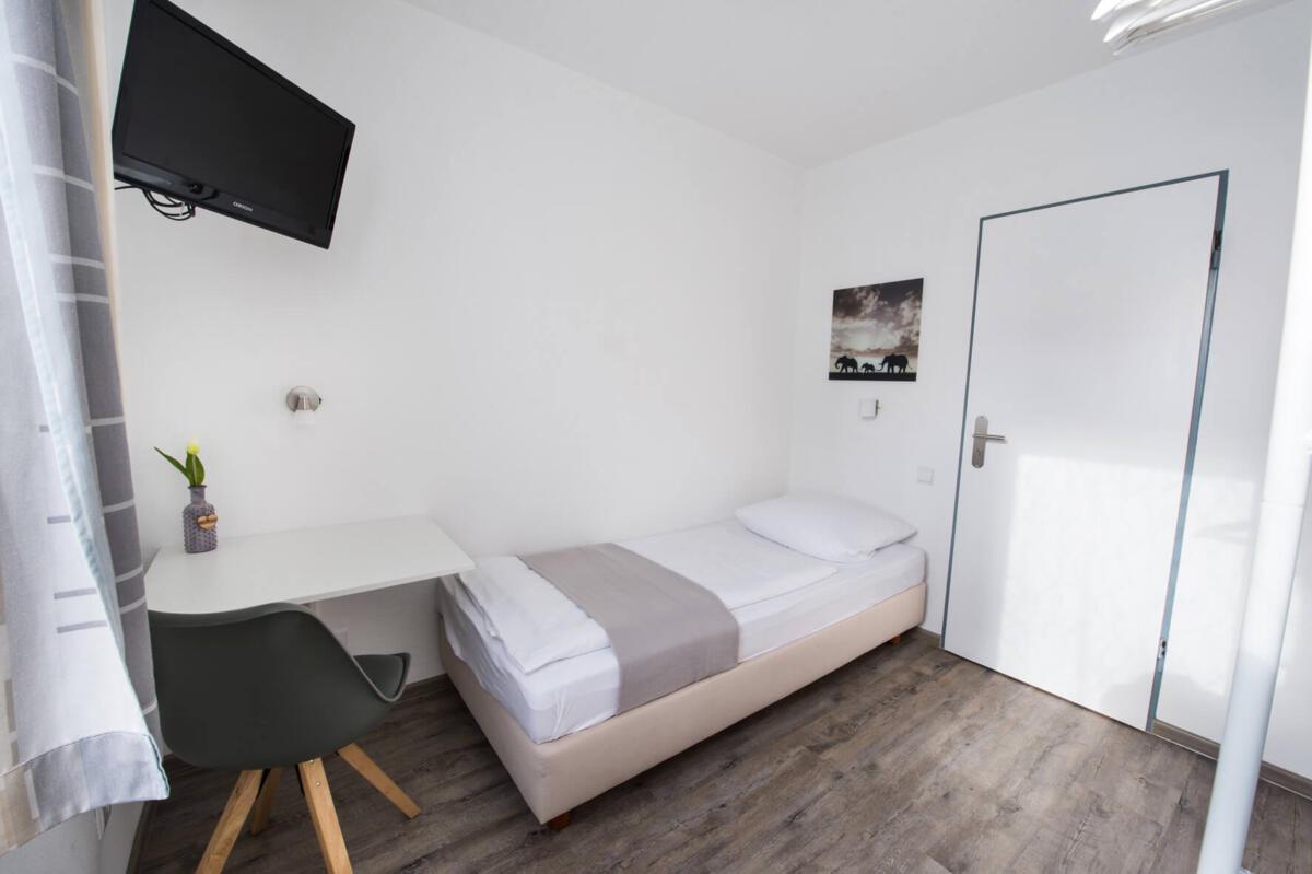 Frankfurter Straße 176, 34134 Kassel (SOVA Guesthouse)