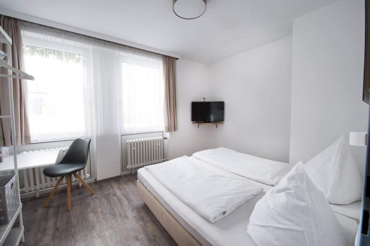 Frankfurter Straße 176, 34134 Kassel (SOVA Guesthouse)