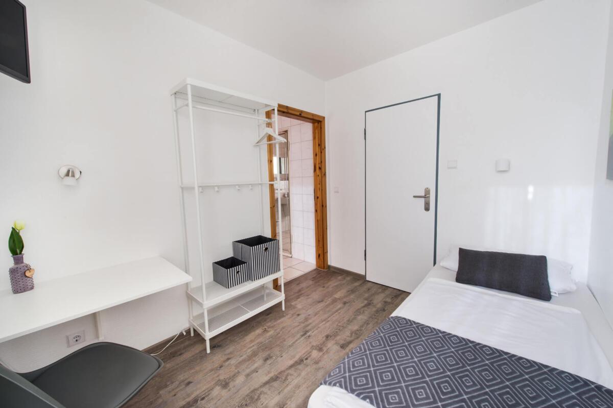 Frankfurter Straße 176, 34134 Kassel (SOVA Guesthouse)